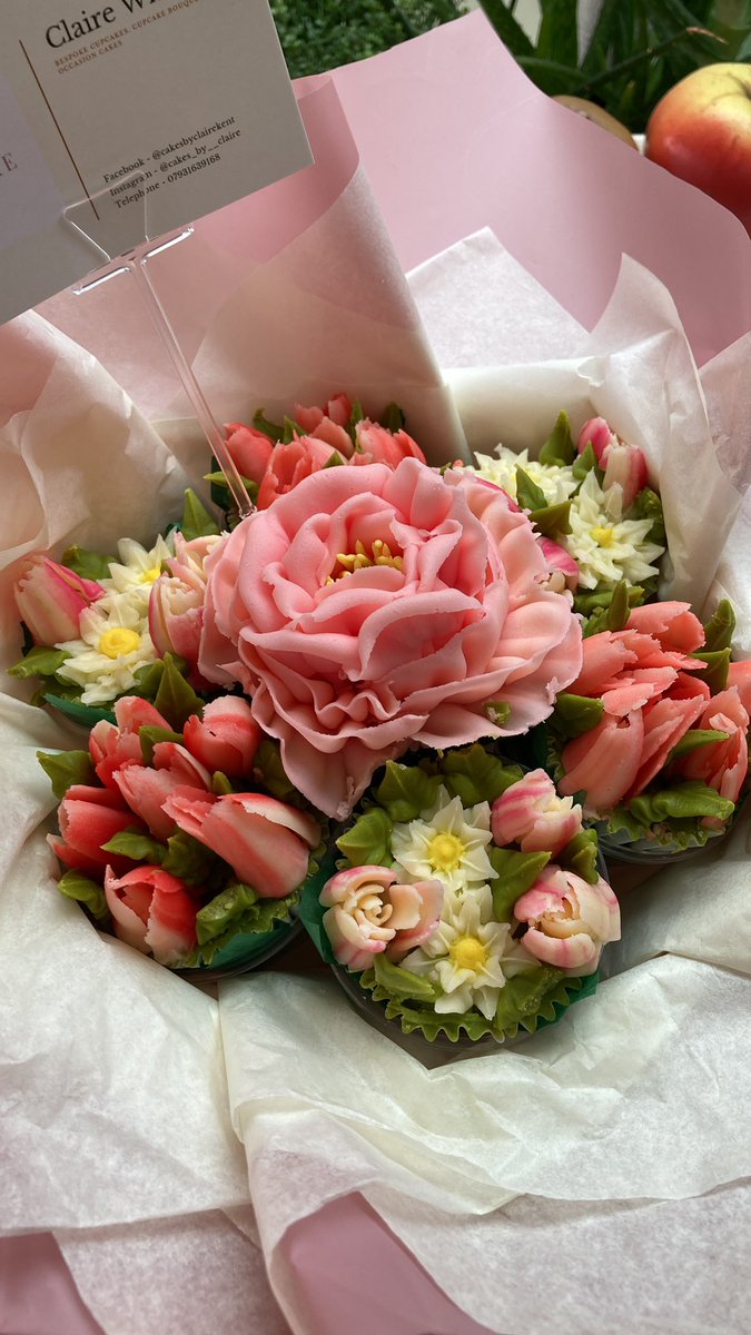 debhickman96's tweet photo. Bouquet of cupcakes from my lovely daughter! https://t.co/NvMrlyJGHY