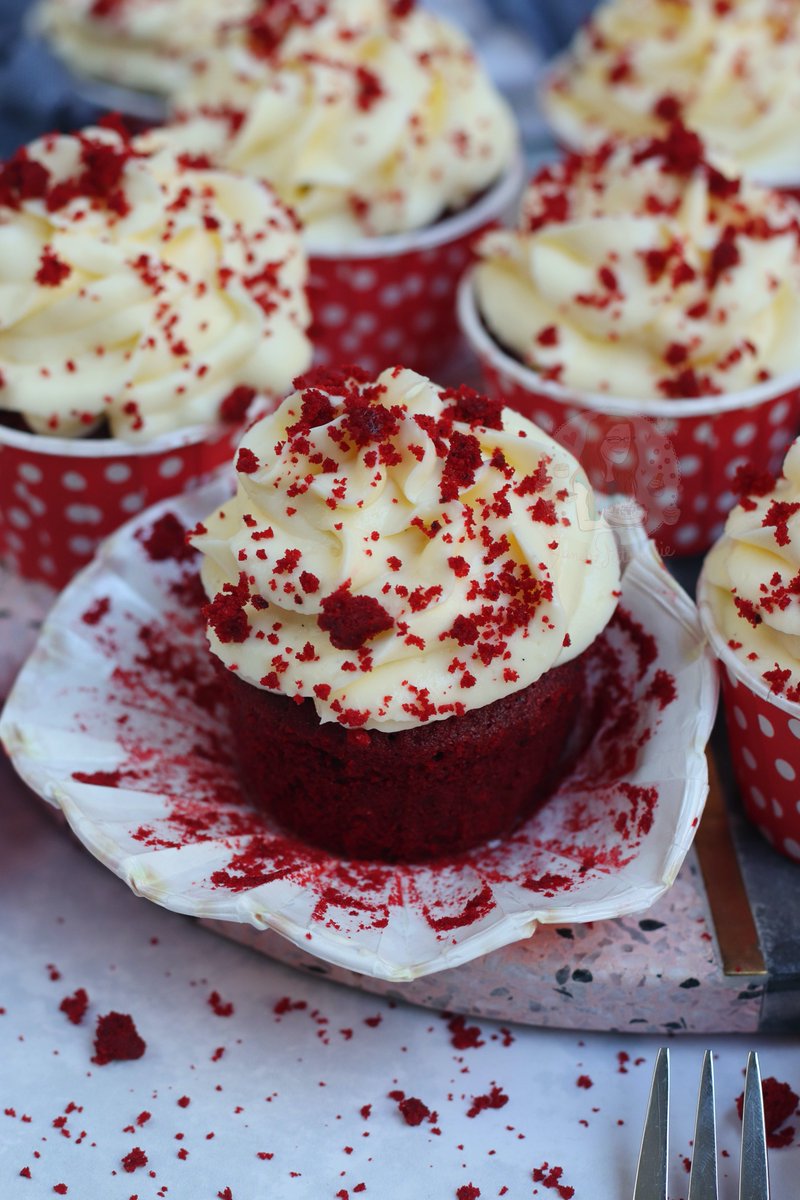 Red Velvet Cupcakes ❤️🧁 Recipe - janespatisserie.com/2015/11/30/red…