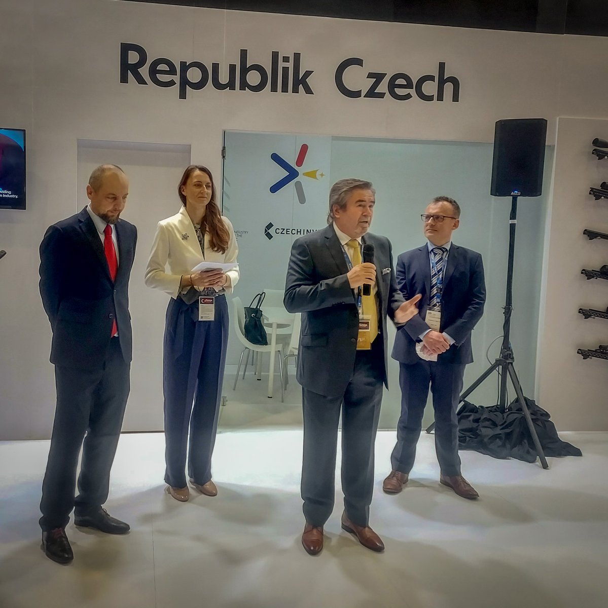 retiacz's tweet photo. Zdravíme z veletrhu DEFENCE SERVICES ASIA, kde na vás u našeho stánku čeká zajímavá prezentace radaru ReTwis 5, který vidí skrz zeď! 💪
#retia #retwis https://t.co/oSo3g8YEGx