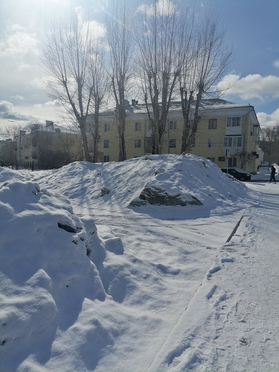 Здравствуйте! Организуйте, пожалуйта, вывоз "снегохранилища" от основного входа в Парк"Кристалл".