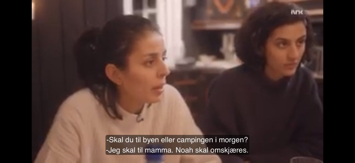 I familien Adampour diskuteres omskjæring kort rundt middagsbordet med små gutter til stede. Se fra 17 minutter her: tv.nrk.no/se?v=KMTE31000…