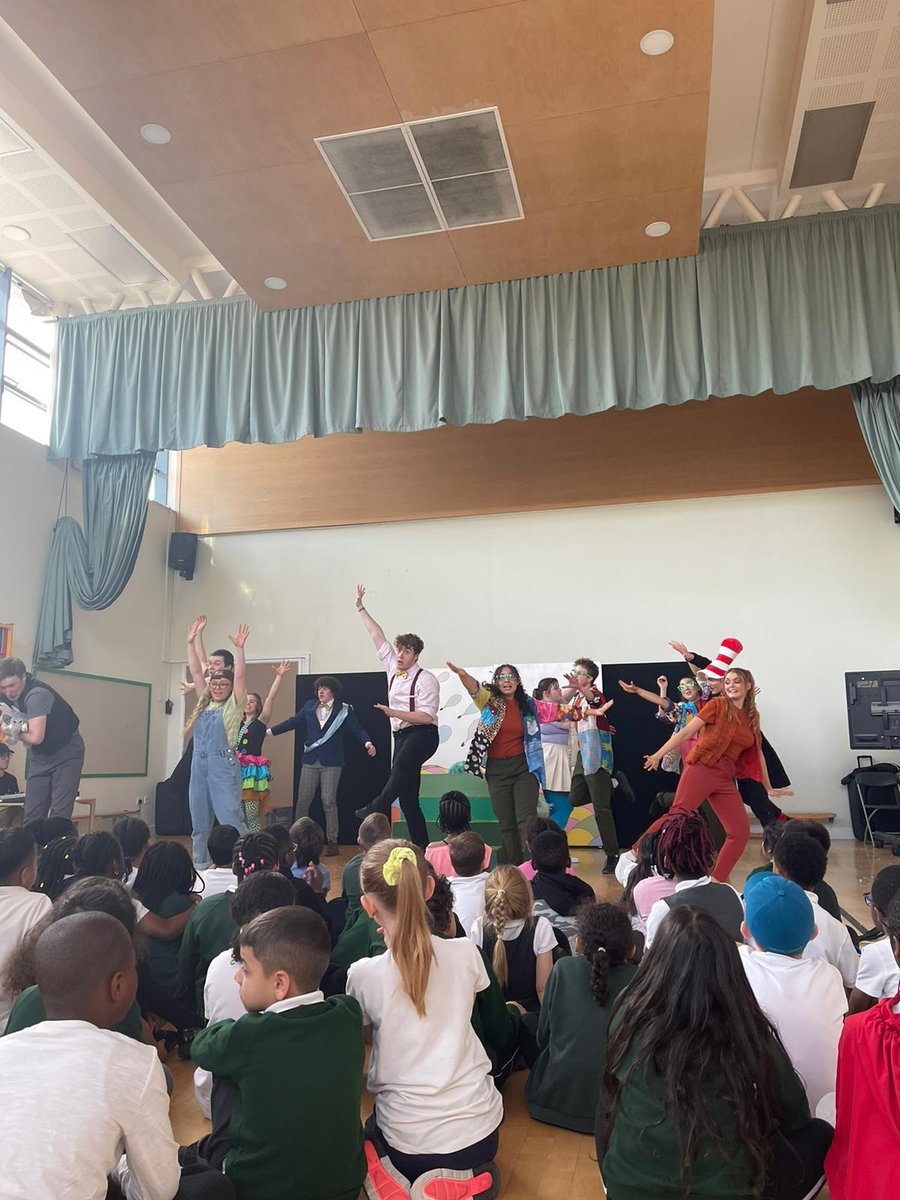 DiscoverySE28's tweet photo. Last week Year 3 were lucky enough to have @TrinityLaban in to perform Seussical the Musical! #performance #musicaltheatre #exploredreamgrow https://t.co/R4eWlQwfjD