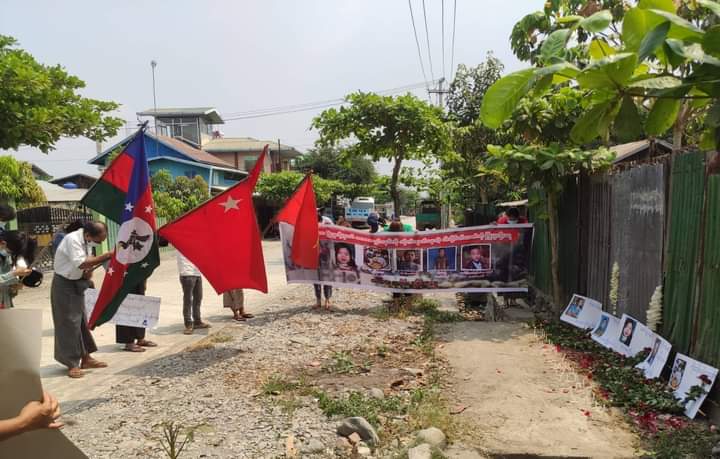 miN13700's tweet photo. The pro-democracy people in #Kalay township continued their 414th anti-military protest on March 28, paying tribute to the fallen heroes who were killed during junta's brutal crackdown on Tahan strike on this day last year.
#HelpMyanmarIDPs
#2022Mar28Coup
#WhatsHappeningInMyanmar https://t.co/pVigdVHbpO