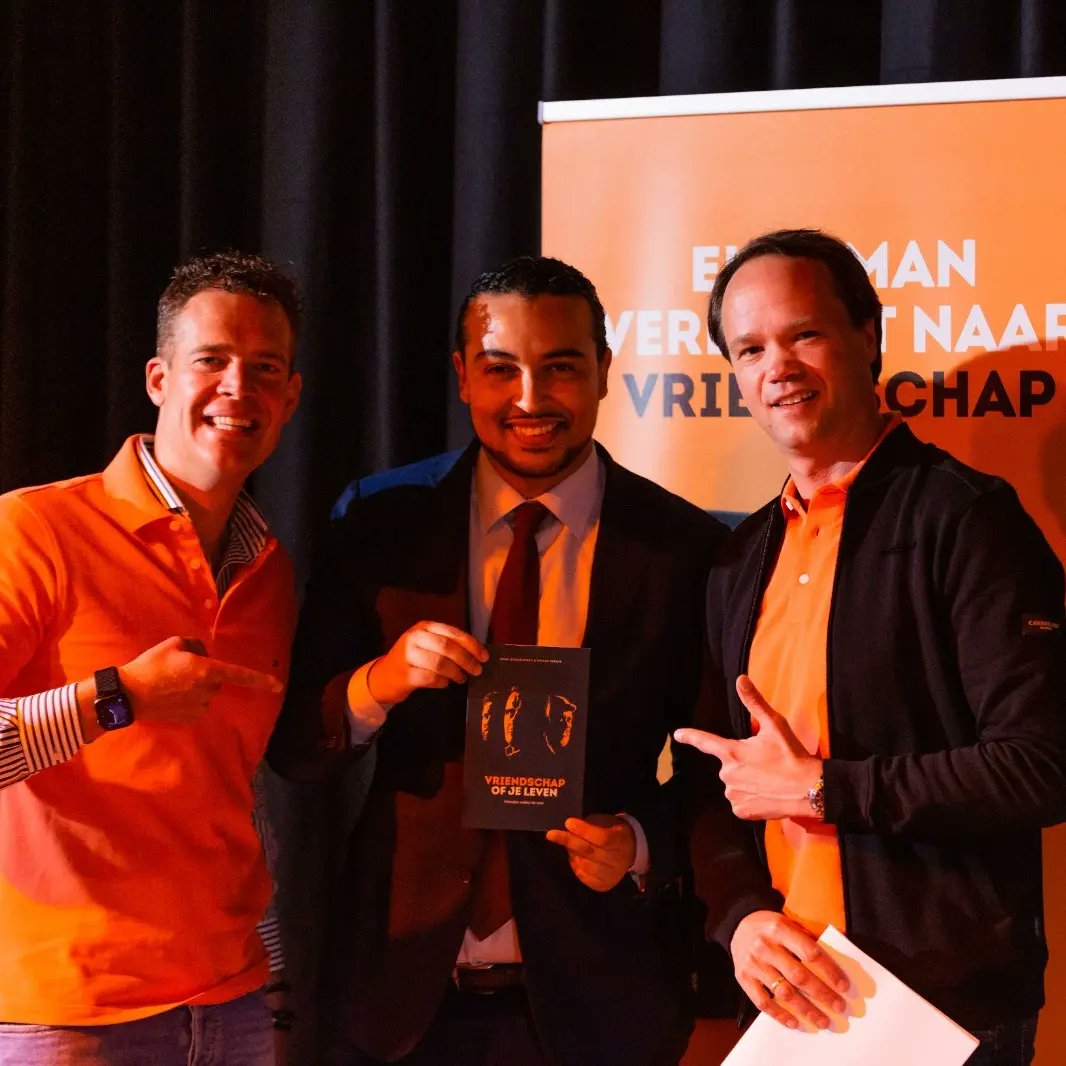 VRIENDSCHAP OF JE LEVEN is uit! Na jaren van noeste arbeid konden <a href="/pieterstruik/">Pieter Struik</a> en ik het eerste exemplaar overhandigen aan <a href="/DonCeder/">Don Ceder</a> ! Samen tegen eenzaamheid en voor een vloedgolf van vriendschap 🎊 Doe je mee? vriendschap.nl