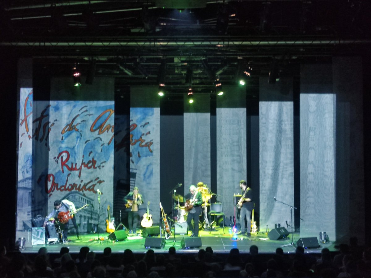 Atzo Oreretan emanaldi paregabeaz gozatu genuen artista-talde ikaragarriaren eskutik

#hautsidaanphora 
#korrika22