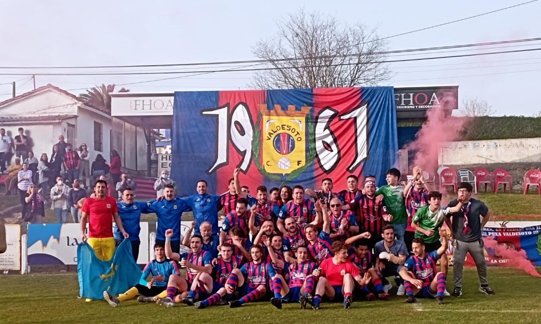 Ya somos equipo de 3ª División! En la temporada más complicada y con un objetivo muy distinto, hemos conseguido hacer realidad un sueño! El bloque ha podido con todo!
#VamosValde #ElPlan #GraciasJugadores #MuchoLaChivina