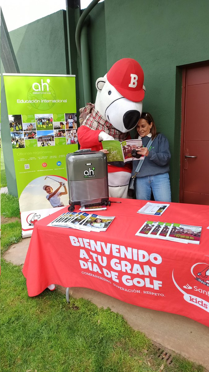 Aquí, con Marta de <a href="/astonherencia/">Aston Herencia</a> eligiendo mi curso de idiomas para este verano en el extranjero. ¿Les conoces ya? 

#osobogeysantanderkidstour🏌️‍♂️