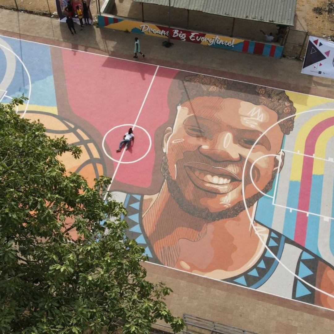 African artist Babalola Oluwafemi renovated a whole basketball court in Abuja/Nigeria, dedicating it to Giannis 💚