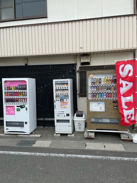 gf12sgf36szc72s's tweet photo. 遂に見付けたー！！けれどパイナップルなキャラメルが売り切れでした・・・また次回。　#自販機　#90円自販機_田辺文里店 https://t.co/HgPwAb9Bzf