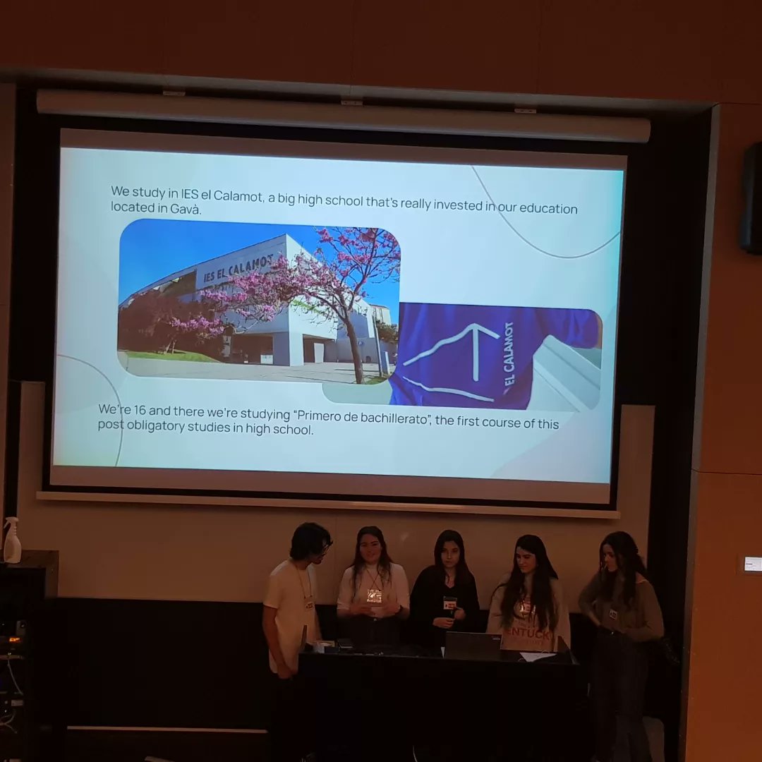 inselcalamot's tweet photo. ▶️Comencem el programa Students Become Citizens a Noruega amb la presentació de cada país. 
🗣La Clàudia, la Laura, l'Alba, el Daniel i la Clàudia ho han fet súper bé!👌
#ErasmusPlus #EplusCatEdu #Erasmuspluska229 @EplusCatEdu @sepie_gob 
@falkonergaarden @osgymnas https://t.co/mNs69CGPZF