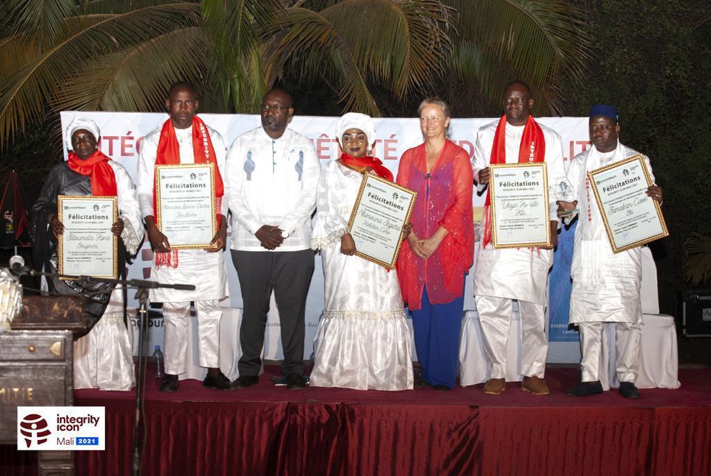 NLauMali's tweet photo. #IntegrityIcon célèbre les fonctionnaires les plus intègres du #Mali. 

C’était un plaisir d’accueillir les lauréates de 2021 pour échanger sur l'#intégrité!

Nos félicitations aux finalistes &amp; au Icon 2021, M. Famakan Cissé, président du tribunal de premier instance de Bla! https://t.co/Mzl0wJlZbO