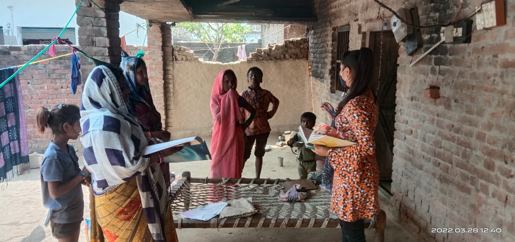 HWC_UP's tweet photo. Smriti Singh, CHO of @AyushmanHWCs Kakri, Bahraich conducted house visits in her catchment area as part of #TBMuktBharat campaign to screen for symptoms &amp; collect samples for testing

@nhm_up @MhfwGoUP @ntep_UP @TbDivision @DevenKhandait @DMBahraich @swatim80 @Sat_21298 @Jhpiego https://t.co/S5Whusc5qg