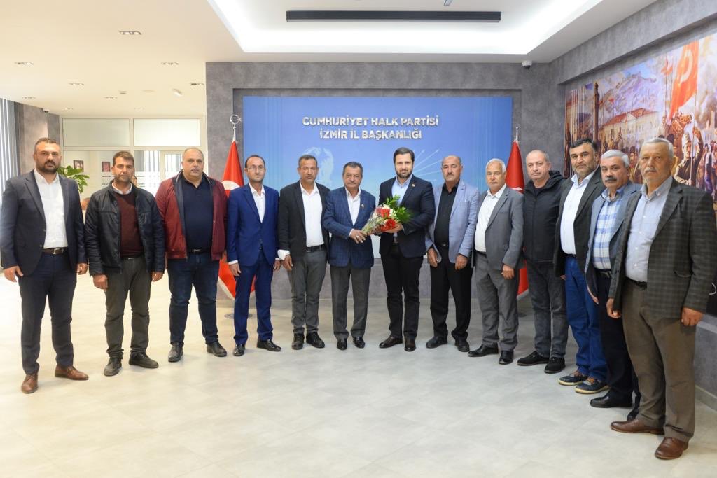 avdenizyucel's tweet photo. Menderes ilçemizin muhtarları İl Başkanlığımızı ziyaret ettiler. Muhtarın derdi vatandaşın derdidir anlayışıyla dertlerini dinledik. Kendilerine nazik ziyaretlerinden dolayı teşekkür ederiz. https://t.co/kRJtkuEw1k