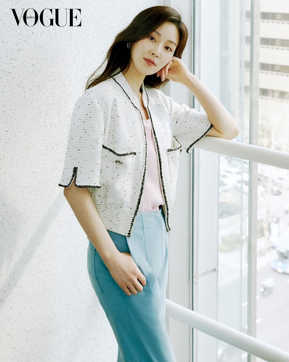 seohyunjine's tweet photo. Seo Hyunjin x The Izzat Collection 22 Spring x Vogue
The elegant modern city look ✨
© Vogue Korea, The Izzat Collection
#TheIzzatCollection #아이잗컬렉션 #SeoHyunJin #서현진 #TheIzzatCollection22Spring #봄컬렉션 https://t.co/MP6ciDmB0q