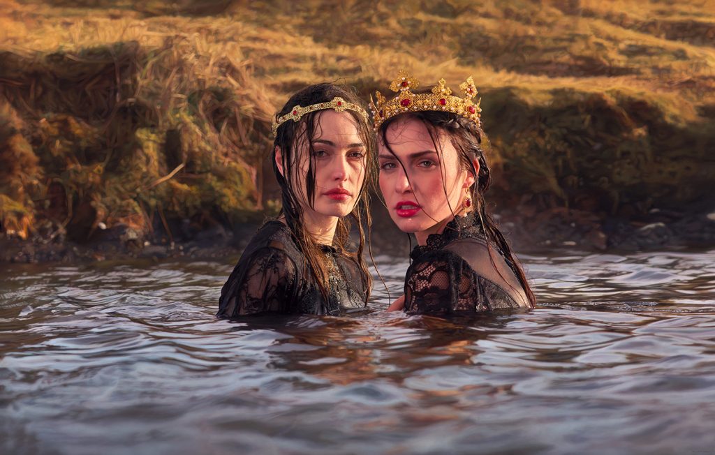 TheFairies_'s tweet photo. Using #superrealistic painting techniques, Philipp Weber presents beautiful young women in different contexts. The large-format paintings make use of the aesthetics of #glossy magazines. https://t.co/ytFJyBvo0d