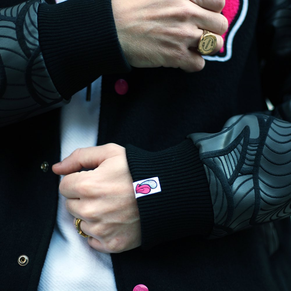 INSALAND's tweet photo. Details details details. 
GM GM 
#DigitalvsPhysical #DigitalJacket #PhysicalJacket #nft #nftdrop https://t.co/TCPkyS6exy