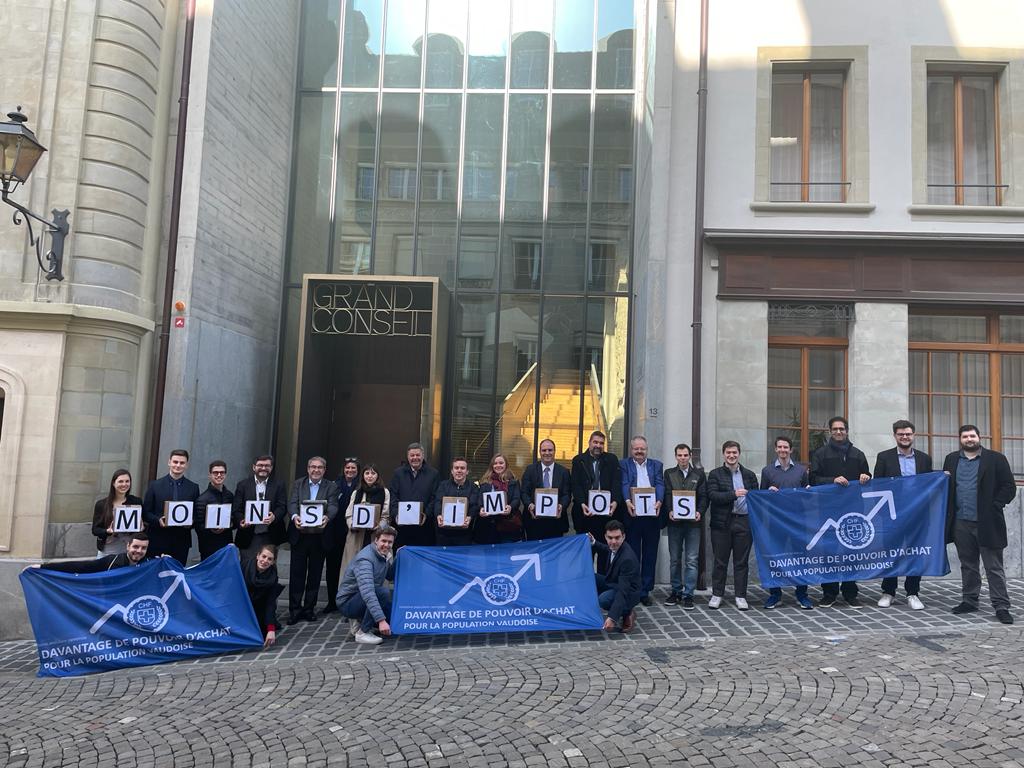 plpouvoirdachat's tweet photo. Aujourd'hui nous avons déposé notre initiative qui a abouti avec de 15'000 signatures validées 🥳🥳
Plus de pouvoir d'achat pour la population vaudoise !💪����
#vd2022 #vaud2022 #alliancevaudoise https://t.co/8kSS7ZI0Vj