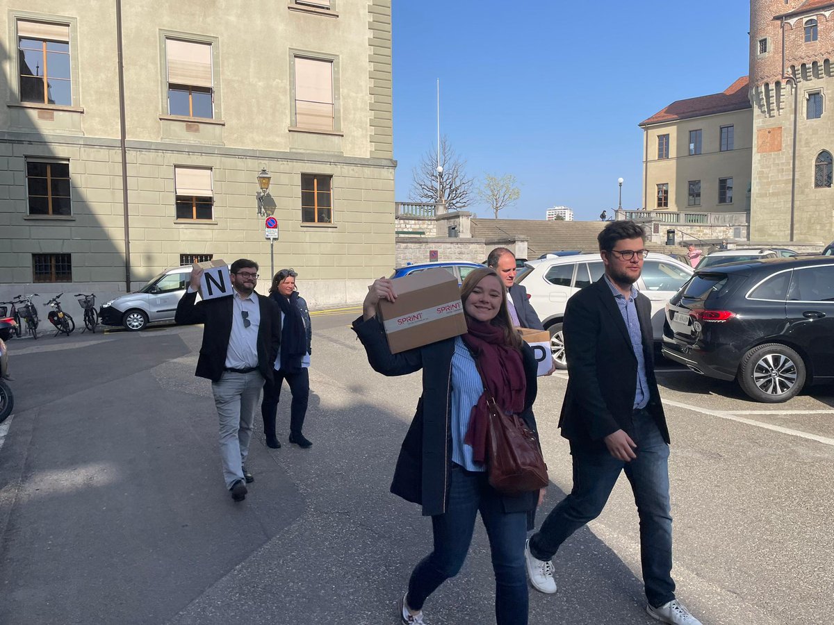 plpouvoirdachat's tweet photo. Aujourd'hui nous avons déposé notre initiative qui a abouti avec de 15'000 signatures validées 🥳🥳
Plus de pouvoir d'achat pour la population vaudoise !💪����
#vd2022 #vaud2022 #alliancevaudoise https://t.co/8kSS7ZI0Vj