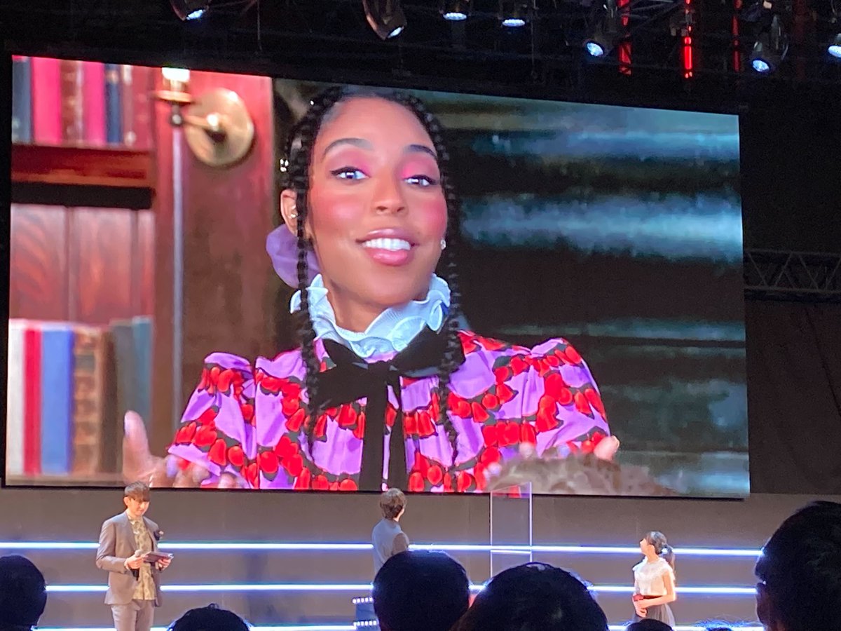 魔法ワールド公式 ユーラリー役 ジェシカ ウィリアムズ 早くみなさんに観ていただきたいです カワイイ魔法動物 いろいろな魔法 おたく心満載で みなさん観てください ファンタビ ライトアップファンナイト T Co N95w1marqh