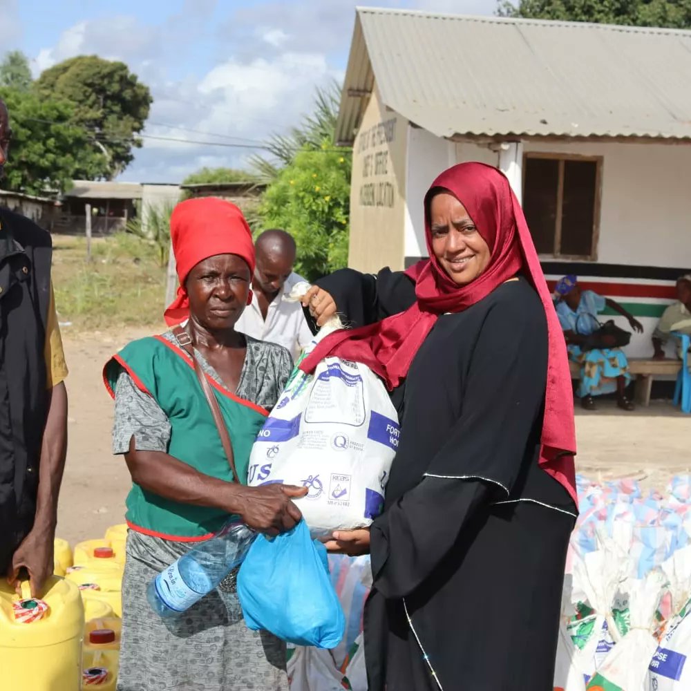 Hon_CaptRuweida's tweet photo. We were able to help the victims of widho by providing them with house construction supplies, beds, beddings and food stuffs# lamucounty #waadhiriwawawidho https://t.co/duyYbombAB