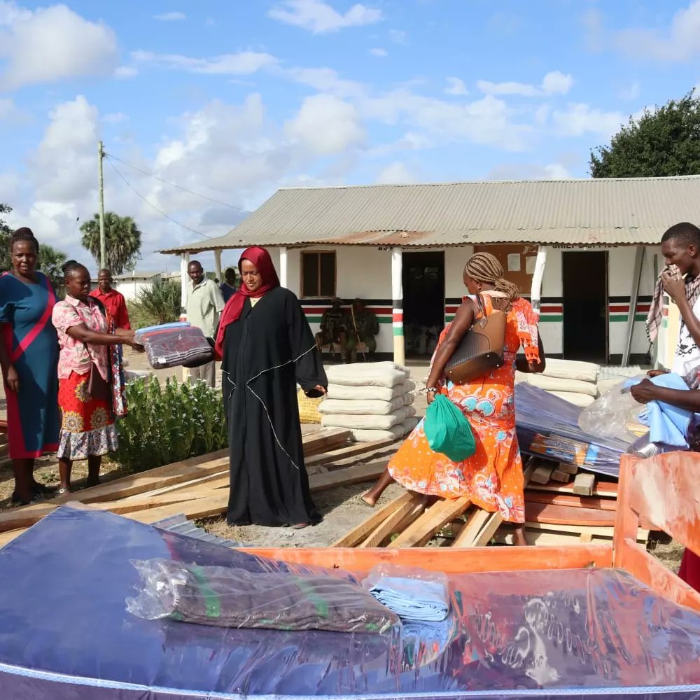 Hon_CaptRuweida's tweet photo. We were able to help the victims of widho by providing them with house construction supplies, beds, beddings and food stuffs# lamucounty #waadhiriwawawidho https://t.co/duyYbombAB