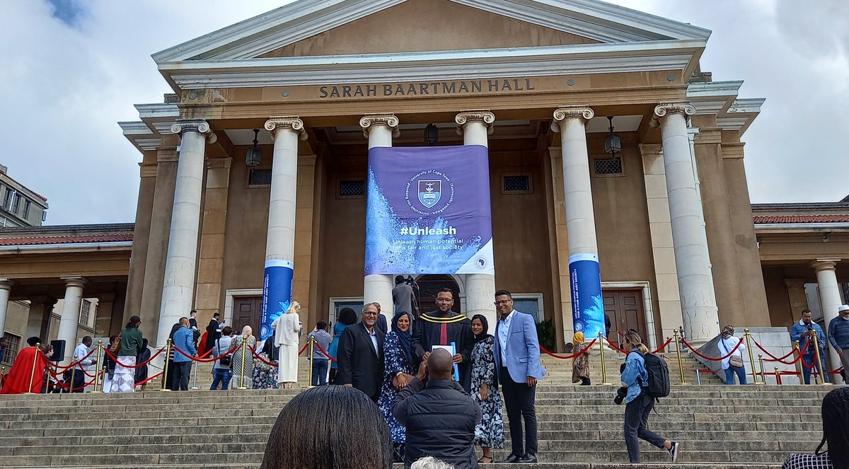 uctalumni's tweet photo. All smiles, jubilation and ululation at the Faculty of Commerce graduation this morning outside Sarah Baartman Hall! #UCTgrad2022 #Unleash #UCTGraduation https://t.co/sNL8ZhneUP