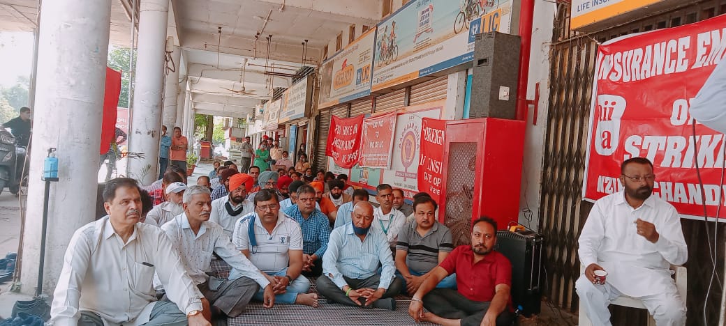 rajankmr455's tweet photo. Mem of GIEAIA/AIIEA, rallied while participating in All India Strike today 28.03.22 against anti-emp' policies of Modi Govt and urging 4 Immediate settlement of Wage revision Scrap of NPS and replace the same wiD OPS 1995 Uniform Family Pen of 30% Updation of Pension @AmitShah https://t.co/rC1OeBrqnA