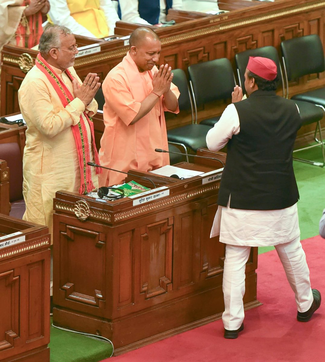 #विधानसभा में वर्तमान मुख्यमंत्री <a href="/myogiadityanath/">Yogi Adityanath</a> और पूर्व मुख्यमंत्री <a href="/yadavakhilesh/">Akhilesh Yadav</a> एक दूसरे को अभिवादन करते हुए।