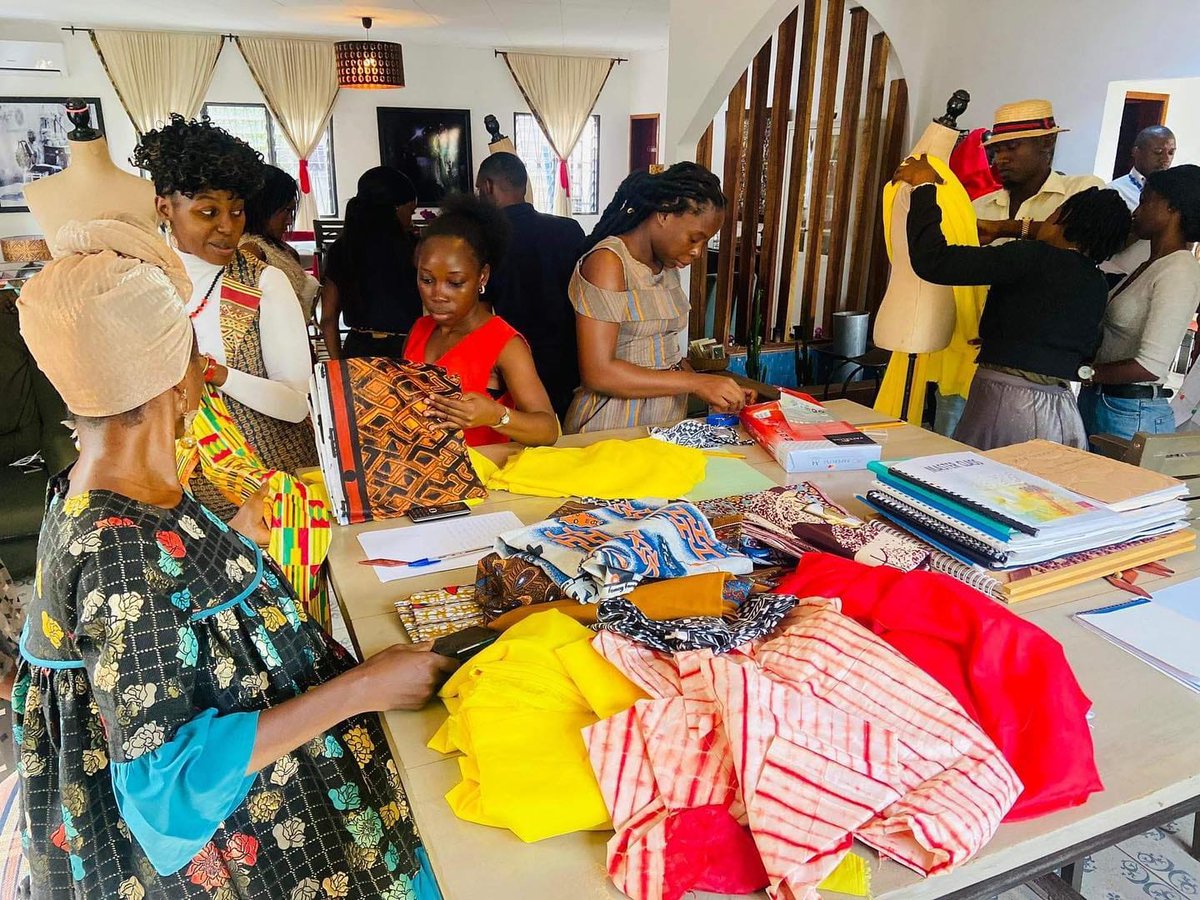 CCMCVilla's tweet photo. Master Class Talent de Créateurs cuvée 2022
Session d’imprégnation à la Villa des Créateurs à Yaoundé. https://t.co/bOkbpvnWij