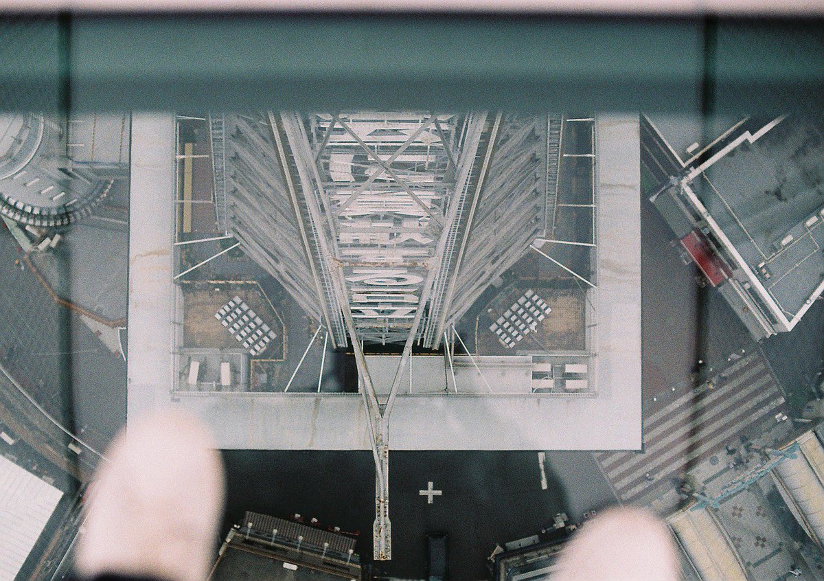 sekiun_creation's tweet photo. スカイツリーよりも怖いガラスの床、下に本当に何もないので
#F401 https://t.co/fEqbPKFRUa
