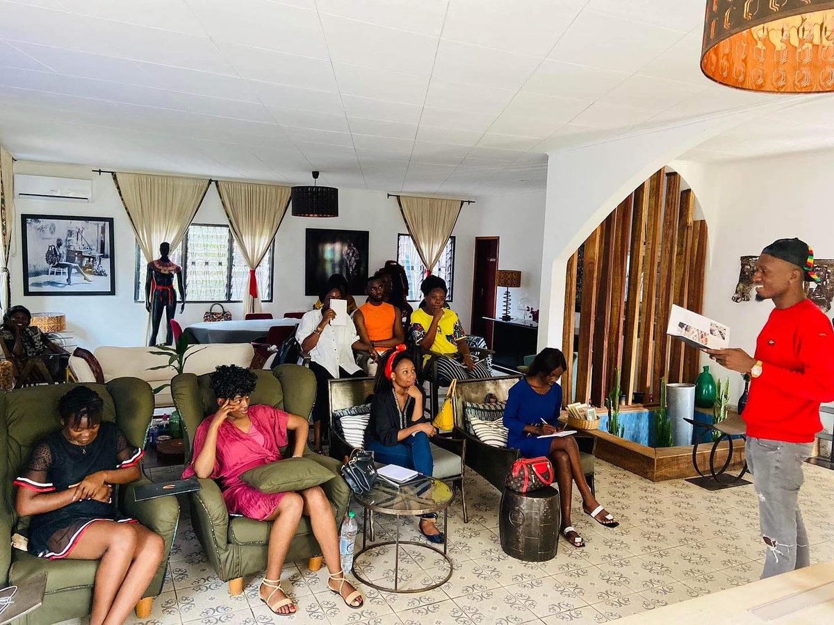CCMCVilla's tweet photo. Master Class Talent de Créateurs cuvée 2022
Session d’imprégnation à la Villa des Créateurs à Yaoundé. https://t.co/bOkbpvnWij