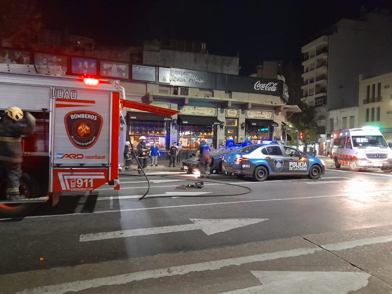 Choque y vuelco entre un auto y un taxi en Boedo: un conductor resultó herido