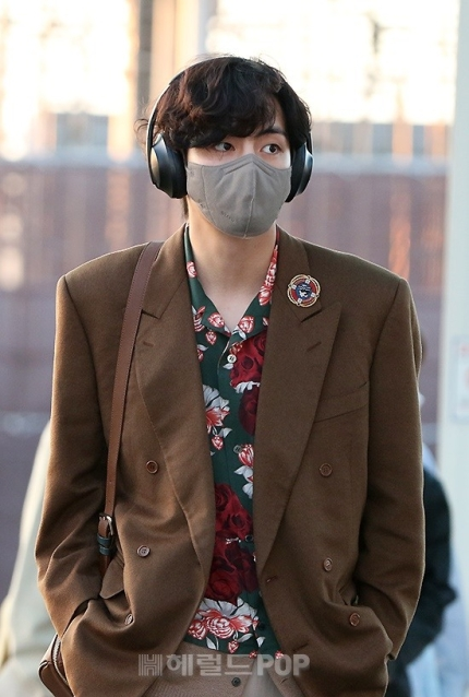 naver_taehyung's tweet photo. Thread of Taehyung pictures by Kmedia at the airport today

#방탄소년단뷔 #V #V_ChristmasTree #ChristmasTree
@BTS_twt https://t.co/efJsSZHXPE