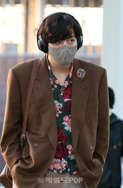 naver_taehyung's tweet photo. Thread of Taehyung pictures by Kmedia at the airport today

#방탄소년단뷔 #V #V_ChristmasTree #ChristmasTree
@BTS_twt https://t.co/efJsSZHXPE