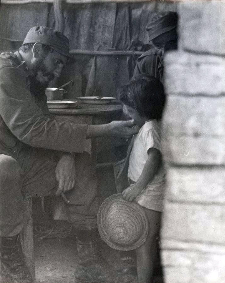 Frank16726439's tweet photo. Sin dudas una gran foto. Cuanta humildad y grandeza en una sola persona. 
#Cuba 
#FidelPorSiempre https://t.co/q2HpahorIe