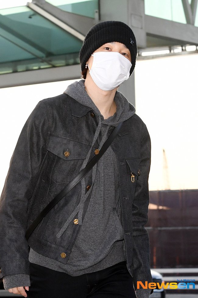 rahmdess27's tweet photo. 📸 [ a thread ] BTS - at Airport! source : kmedia https://t.co/RRJiuJeF8X