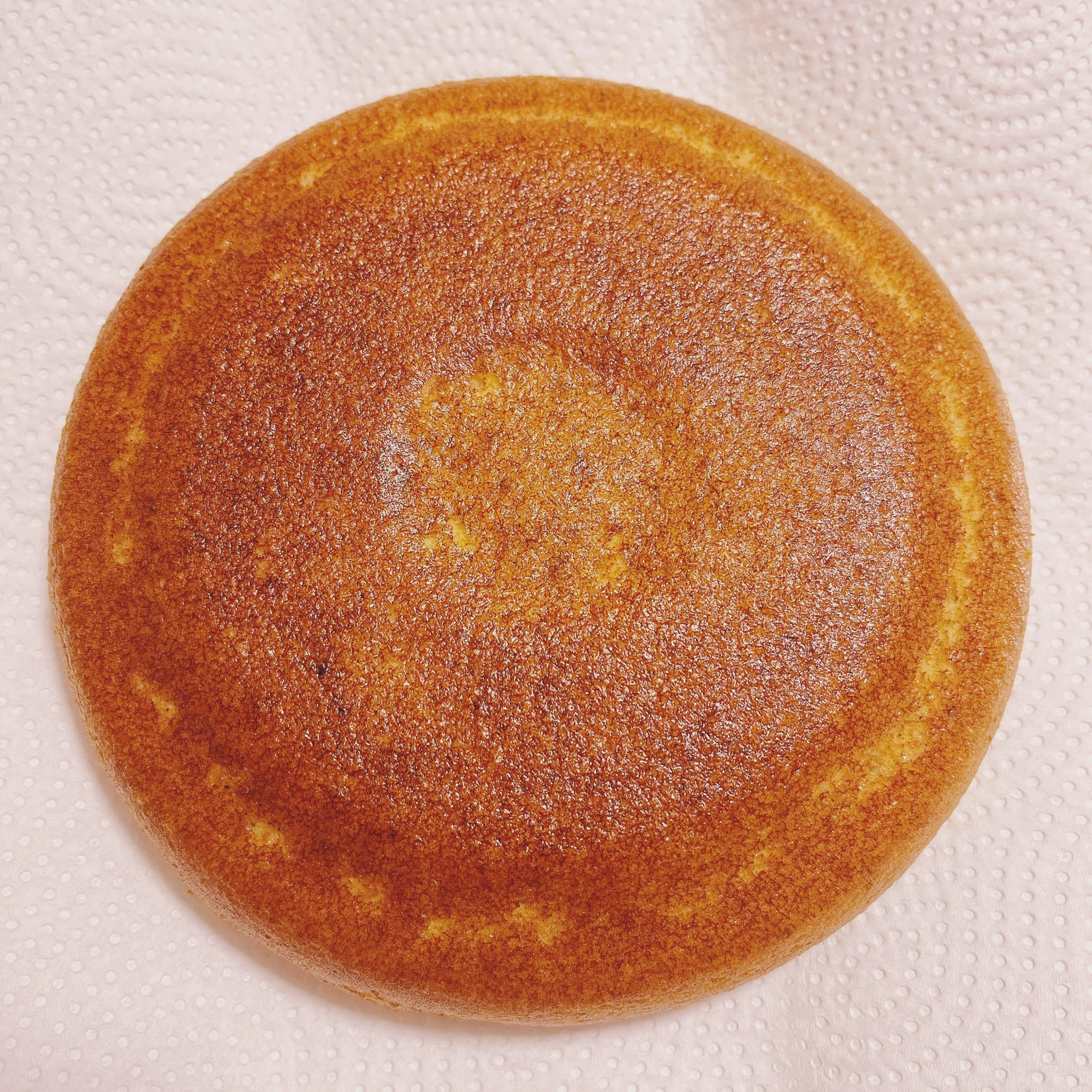 ウチの古の炊飯器でやったらしっかりめに色が入りました（完全に丸ぼうろ🤣）が、
出来ました…！🥺💘
本当にしっとりふんわり…素朴な味で本当に美味しい……！
これでタンパク質取れて糖質オフは嬉しい！！素敵なレシピをありがとうございます💕  