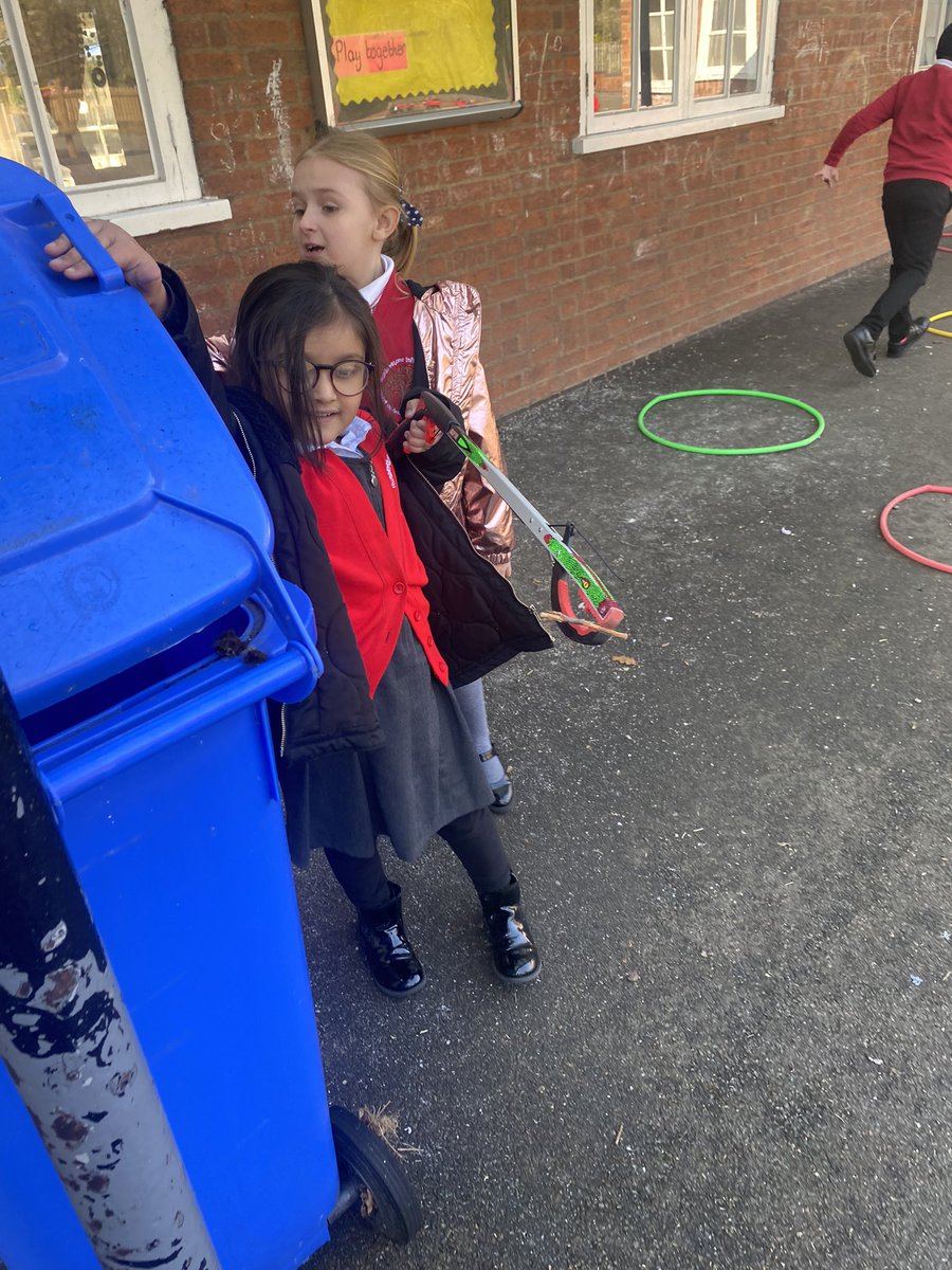 HIAMissSimon's tweet photo. At break time 2SI used the litter pickers to clean the playground! They said that it makes cleaning more fun and that they feel good that they are helping the Earth 🌍☺️ @Humboinfants @ECOHumberstone1 @HIAMissIllidge https://t.co/W85df3Cd51