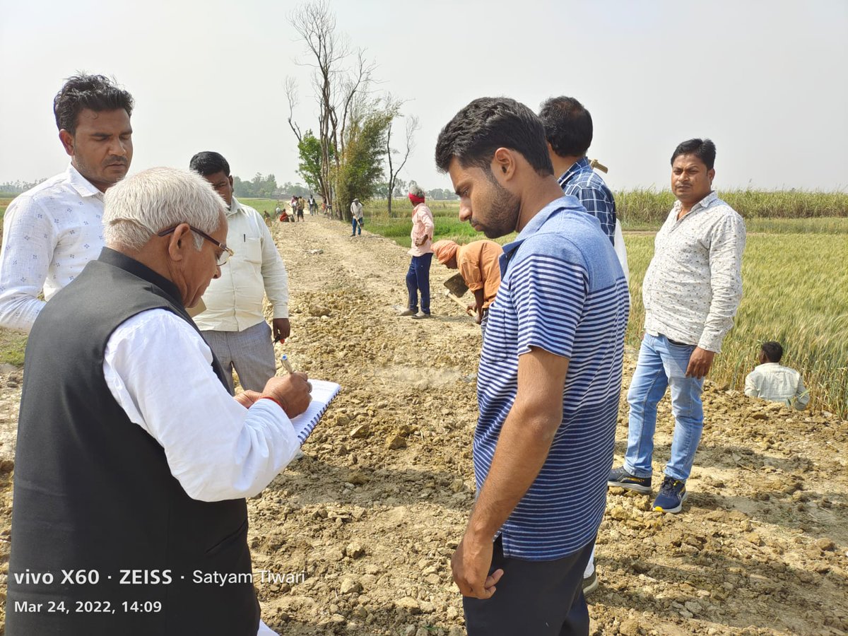 GondaLokpal's tweet photo. वि0ख0 बभनजोत के ग्रा0पं0 खमहरिया में मिट्टी पटाई का कार्य एवं कस्बाखास में सी0सी0 रोड व सामुदायिक शौचालय का निरीक्षण कर कार्य की गुणवत्ता सुनिश्चित करने हेतु निर्देश दिये गये।
@dmgonda2 @CdoGonda https://t.co/H4HPQocVtg
