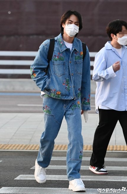 JIN PRINT  VOTE JIN ON TMA on X: Kim Seokjin is wearing the Louis Vuitton  Embroidered Flowers Denim Blouson and Pants. ✨  / X