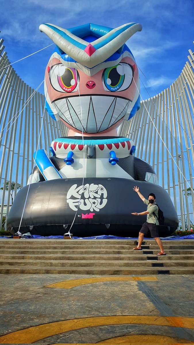Tomvis_'s tweet photo. 2nd day, me visiting KARAFURU CARNIVAL, this time FINALLY, I have the opportunity to take pictures with all the balloons: Flying Mosu, Floating Shi'rai, and Egao!! #FuruFest

Note:
It takes a lot of effort to take a pict with Egao that close 😂

@KarafuruNFT
@WD_Willy @Jejouw https://t.co/A1ruIi2wNq