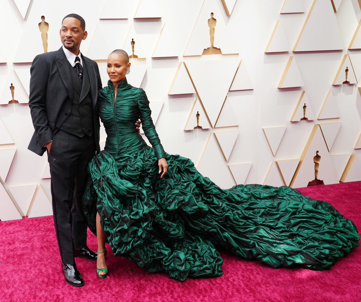 erikhaleesi's tweet photo. ¿Qué por qué Jada no se levantó a darle el mantecao a Rock? 
Pues básicamente porque con esa acelga gigante como vestido apenas podía pestañear. Will Smith simplemente hizo un "ya voy yo". https://t.co/Zt3rWFNf68