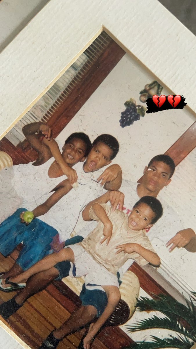 TFBANDO5's tweet image. THE FAMILIA🏴‍☠️
#LLBT🐐