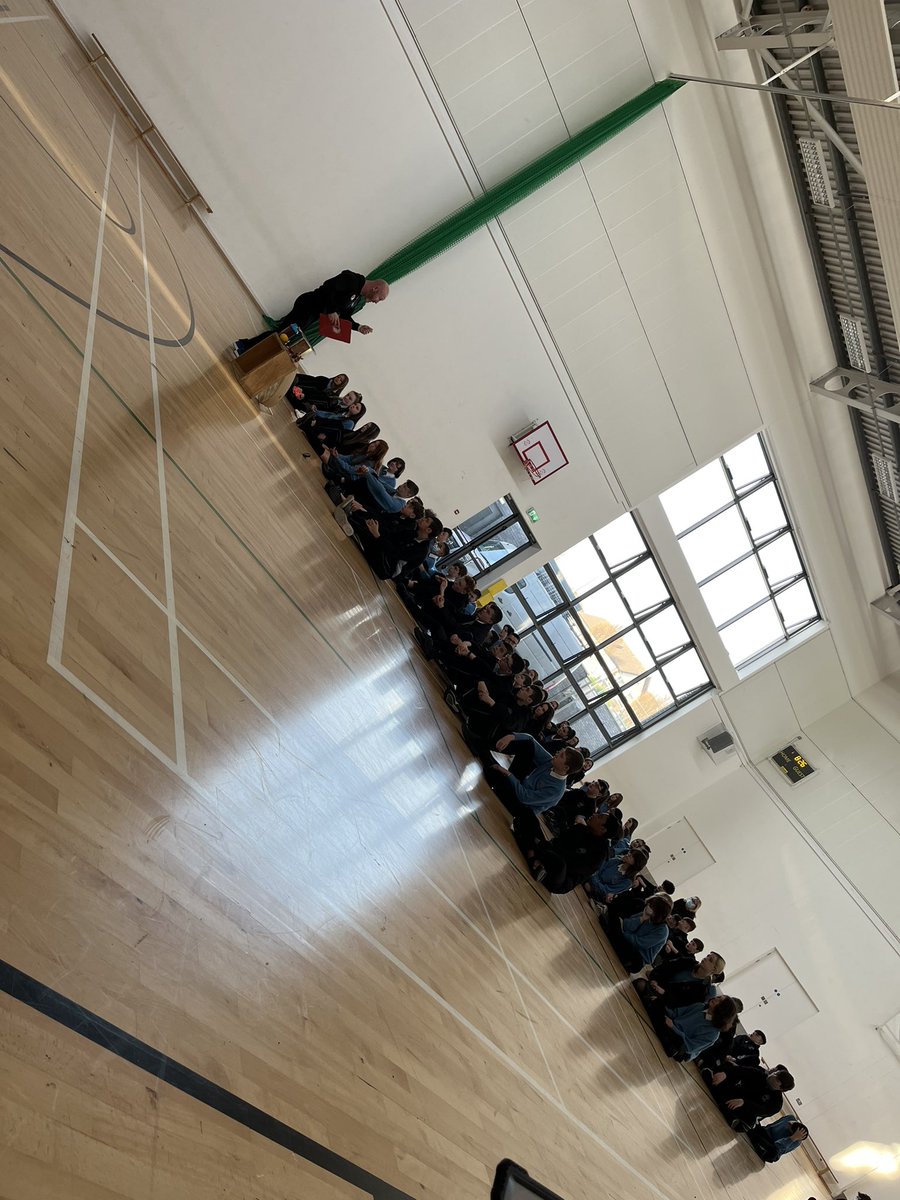OideChloe's tweet image. Wellbeing week kicked off the a great start! A fantastic and engaging workshop for second years by Matt from Magic Minds!🧘🏽‍♀️🧠 Teaching students how to create a gap between fear, anxiety, stress and happiness! @MagicMindsPod