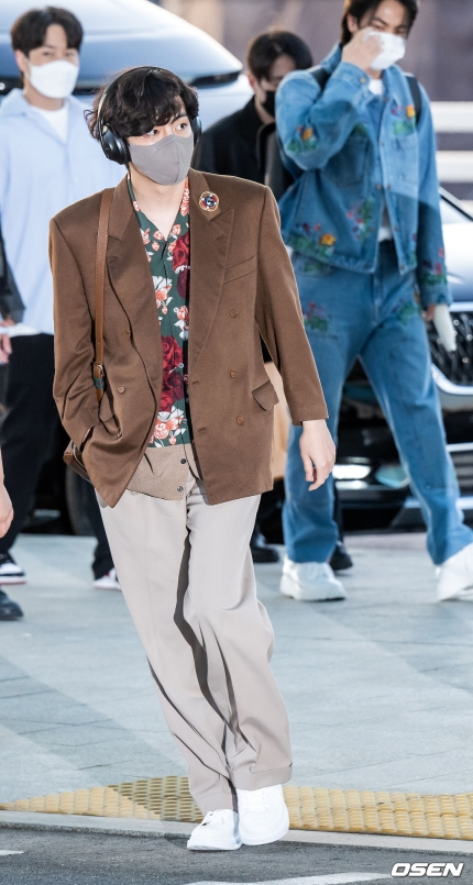 Kim Taehyung's airport look with Mute Boston Bag proves he is a fashion king