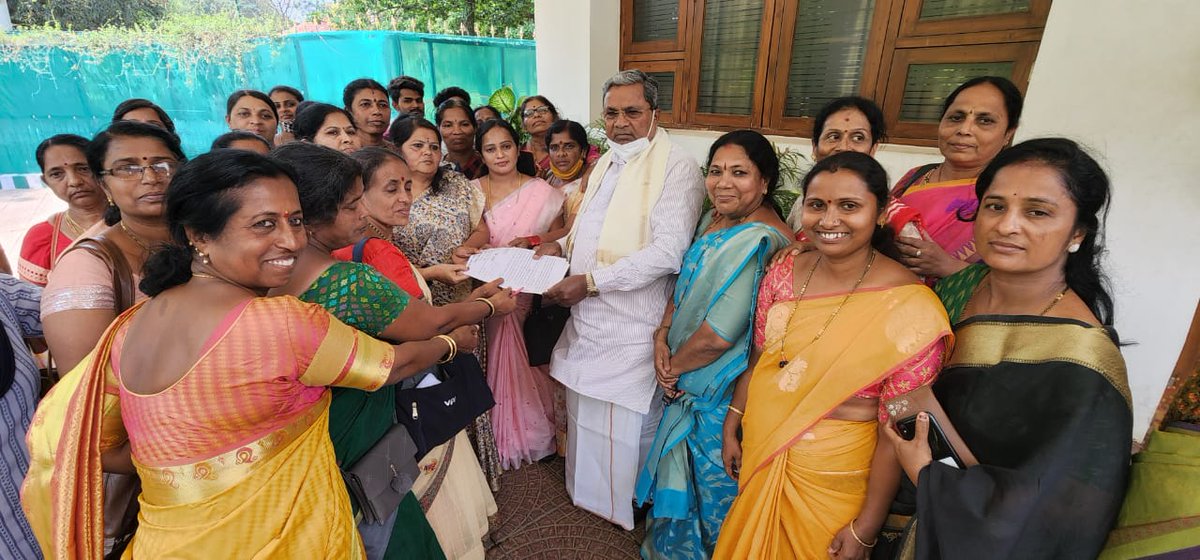 ಕರ್ನಾಟಕ ರಾಜ್ಯ ಅಂಗನವಾಡಿ ಕಾರ್ಯಕರ್ತೆಯರು ಮತ್ತು ಸಹಾಯಕಿಯರ ಸಂಘದ ಪದಾಧಿಕಾರಿಗಳು ಇಂದು ನನ್ನನ್ನು ಭೇಟಿ ಮಾಡಿ ತಮ್ಮ ವಿವಿಧ ಬೇಡಿಕೆಗಳನ್ನು ಈಡೇರಿಸಲು ಸರ್ಕಾರದ ಮೇಲೆ ಒತ್ತಡ ಹೇರುವಂತೆ ಮನವಿ ಮಾಡಿದರು.