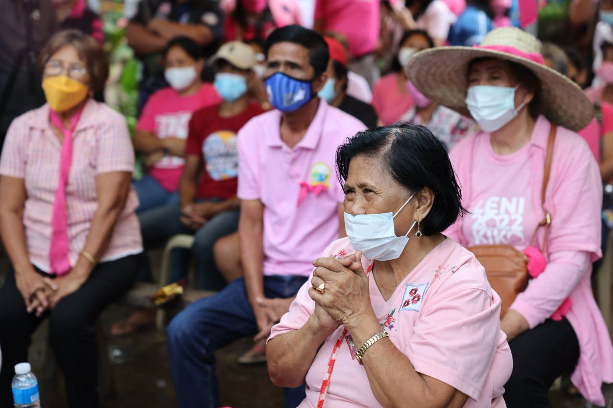 rapplerdotcom's tweet photo. @lanceuylim Robredo holds dialogue with beneficiaries of Angat Buhay Carabao Dispersal program in Gandara, Samar. They tell her the OVP’s project helped them send their children to school. Robredo is joined by Eastern Samar Gov Ben Evardone, Northern Samar Gov Edwin Ongchuan. | @maracepeda https://t.co/JOmZbq3Lqy