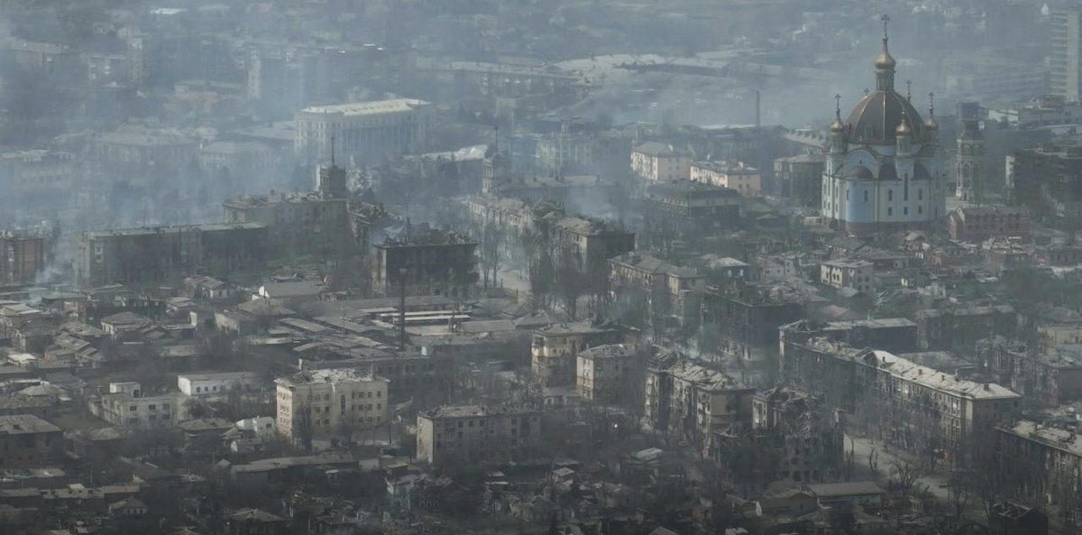 margayakovenko's tweet photo. Mariupol antes. Mariupol ahora. Han aniquilado una ciudad entera. Más de 430.000 personas vivían aquí antes de la guerra. No hay recuento oficial de muertos, de los que se han ido ni de los que quedan. Solo ruinas y fosas comunes https://t.co/8EpSXvTzow
