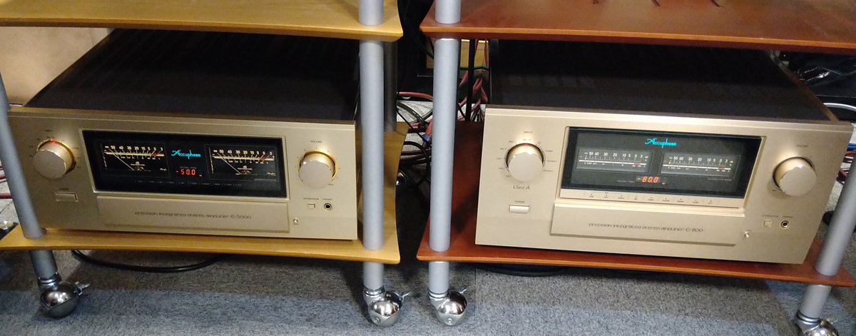 audiounion_ao3's tweet photo. #Accuphase のプリメインアンプのフラグシップである E-800とE-5000 2機種を期間限定展示しております。
A級とAB級の比較はもちろん、セパレートとプリメインの違いを聴き比べする事もできます(^O^)
その違いを体感してみてください。
#E800 #E5000 https://t.co/WKtjqLxlVz
