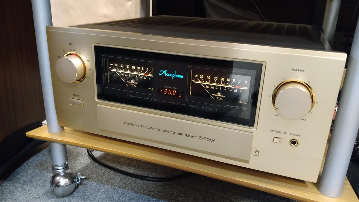 audiounion_ao3's tweet photo. #Accuphase のプリメインアンプのフラグシップである E-800とE-5000 2機種を期間限定展示しております。
A級とAB級の比較はもちろん、セパレートとプリメインの違いを聴き比べする事もできます(^O^)
その違いを体感してみてください。
#E800 #E5000 https://t.co/WKtjqLxlVz